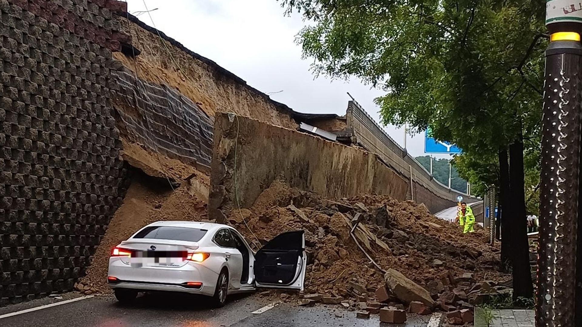 [속보] 오산 가장교차로 고가도로 옹벽 붕괴…