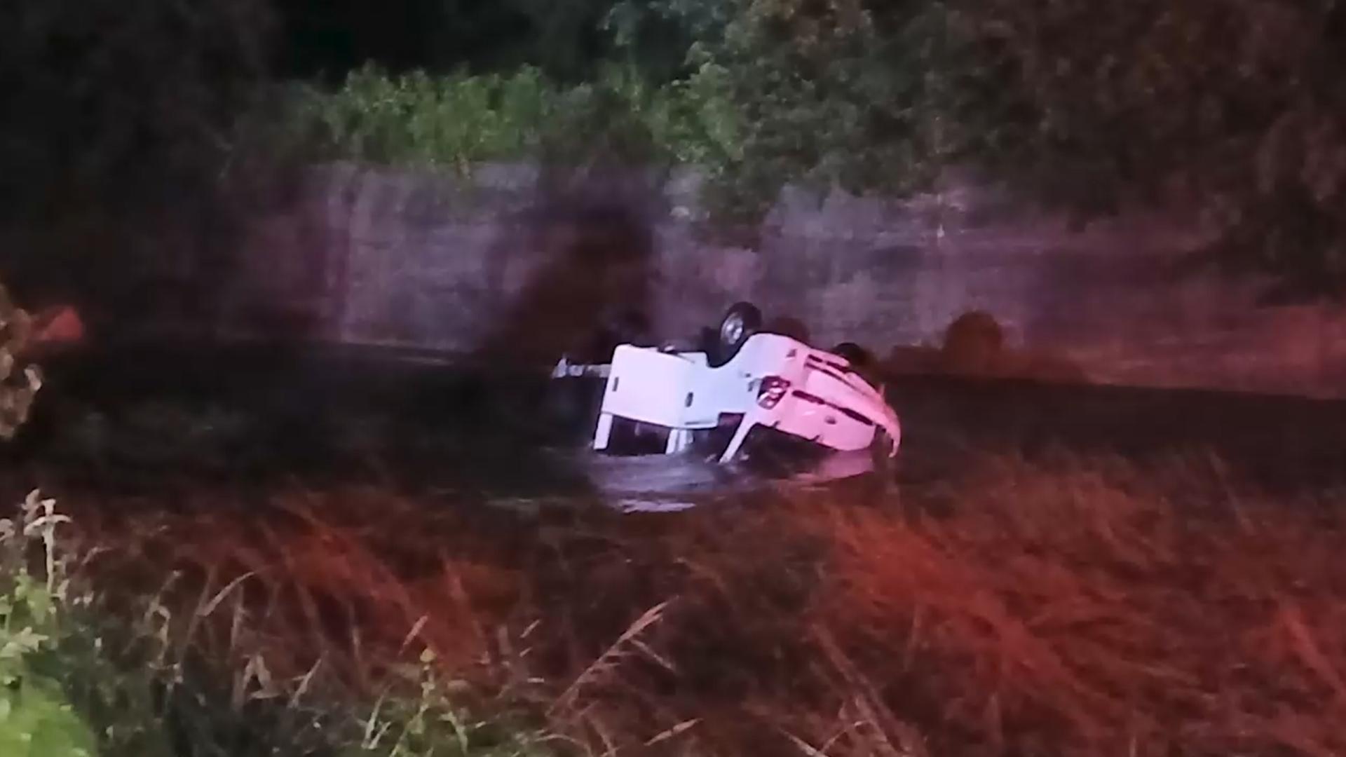 충북 괴산서 1톤 카지노 게임 사이트차 하천으로 추락…2명 심정지