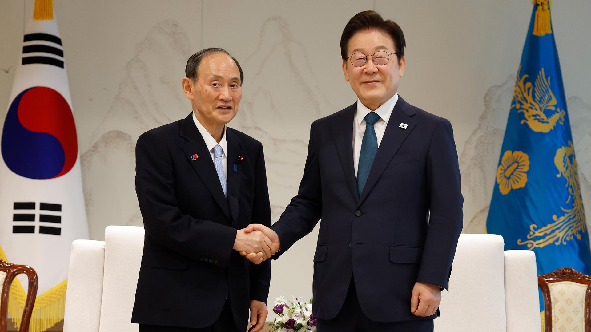[현장연결] 이 대통령, 스가 전 日총리 접견…"같은 앞마당 쓰는 이웃, 양국 관계 발전되길"