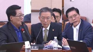 법무 "尹, 체포 시도하자 옷 벗어"…與 "추하다" 野 "망신주기"