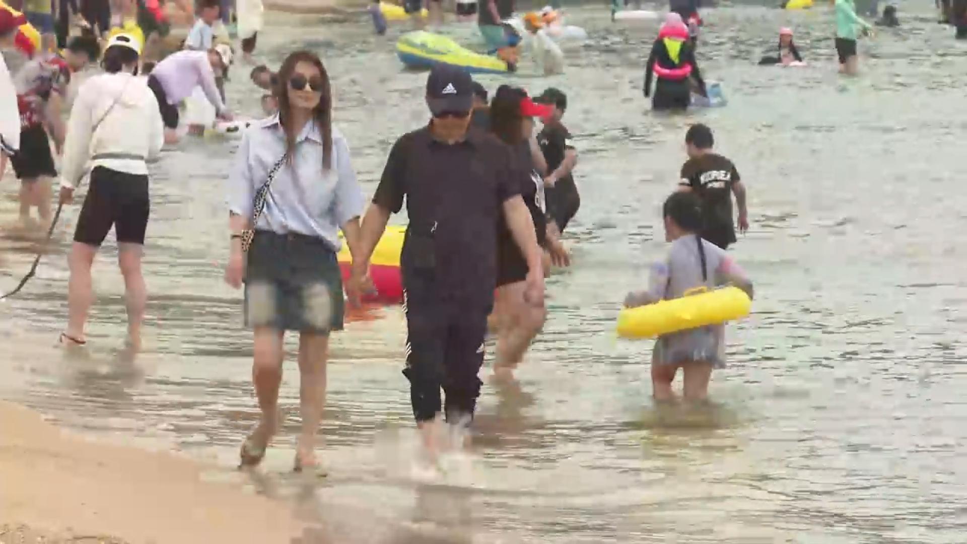 휴일도 푹푹 찌는 더위…온라인카지노 라이센스 벳위즈 피서객 북적