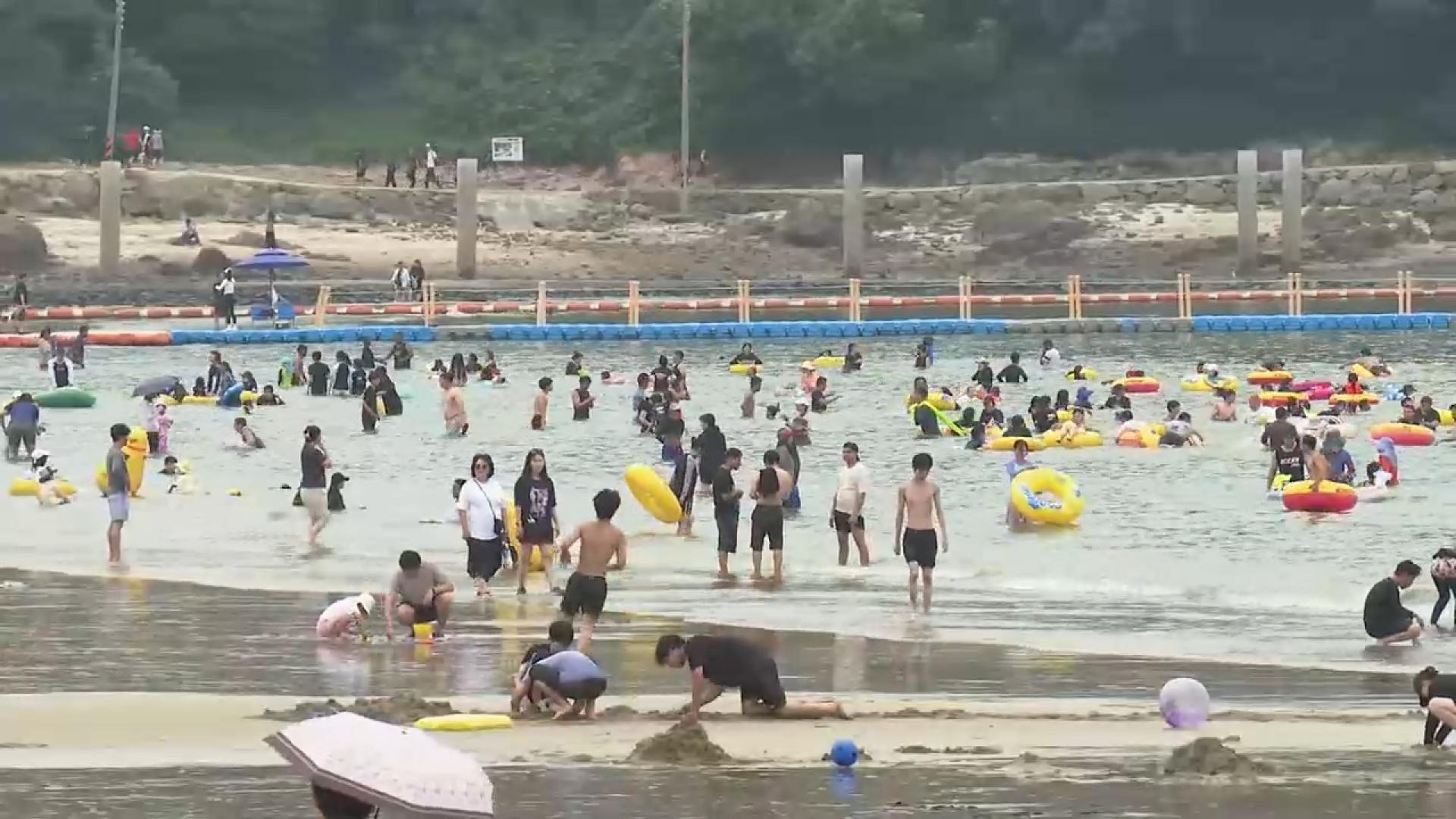 무더위 피해 물놀이해요…<em class='find'을왕리</em 온라인카지노 라이센스 벳위즈 북적