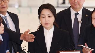 포토라인 선 김건희 "아무것도 아닌 사람이 죄송"