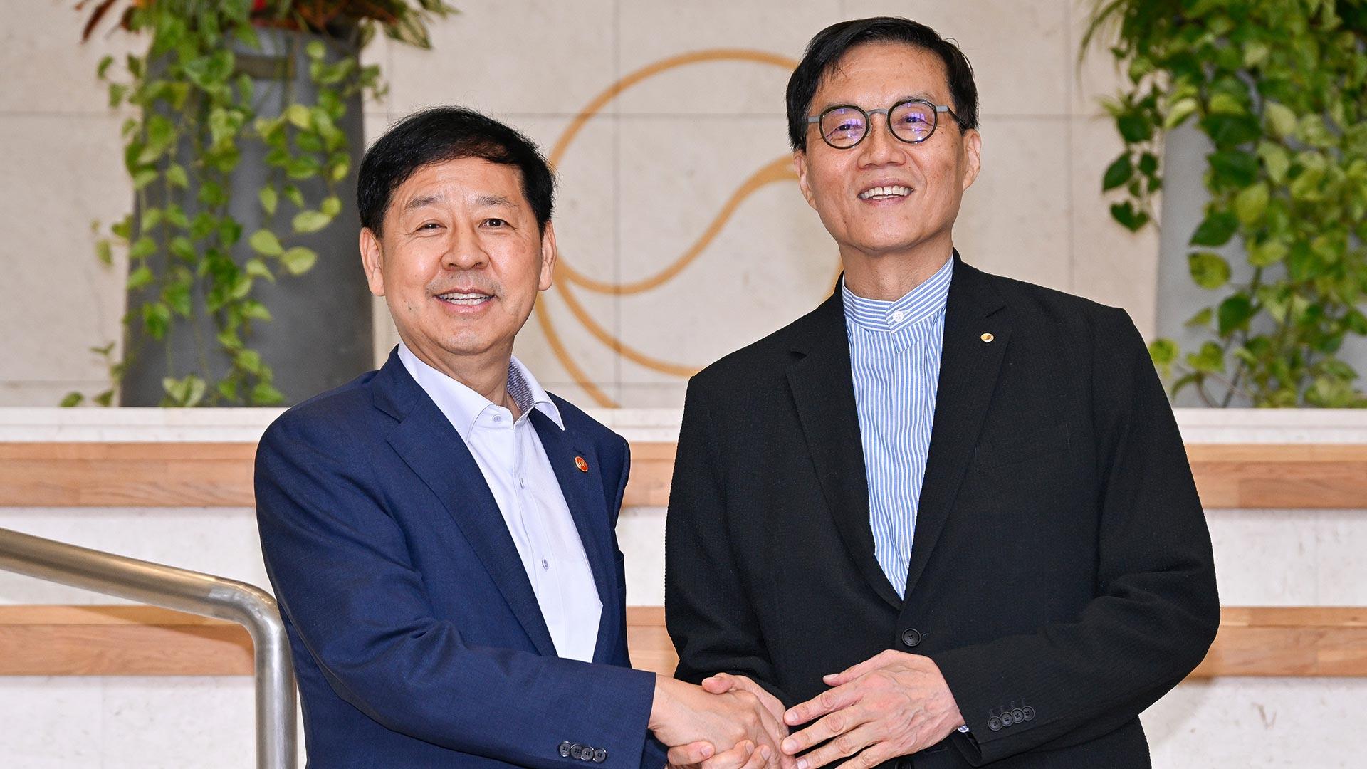 온라인카지노 순위, 취임 후 첫 한은 방문…"한국경제 위한 원팀"