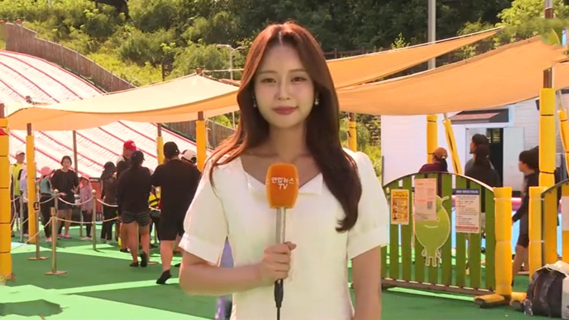 물놀이 즐기며 더위 날려요…물썰매장 피서객 가득