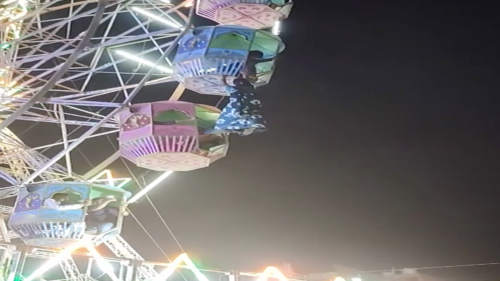 온라인카지노 가입코드에 대롱대롱 매달린 여성…인도서 벌어진 아찔한 사고