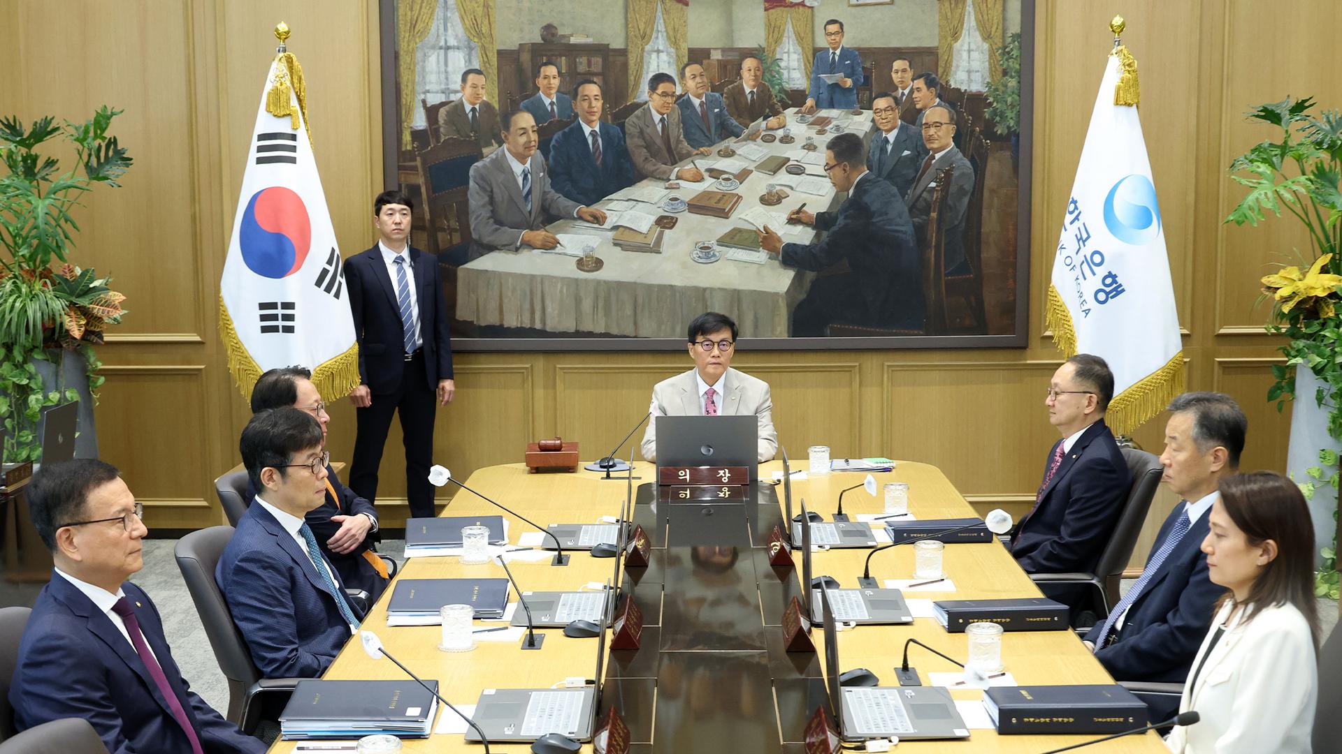 기준금리 2연속 동결…올해 성장률 0.9%로 상향