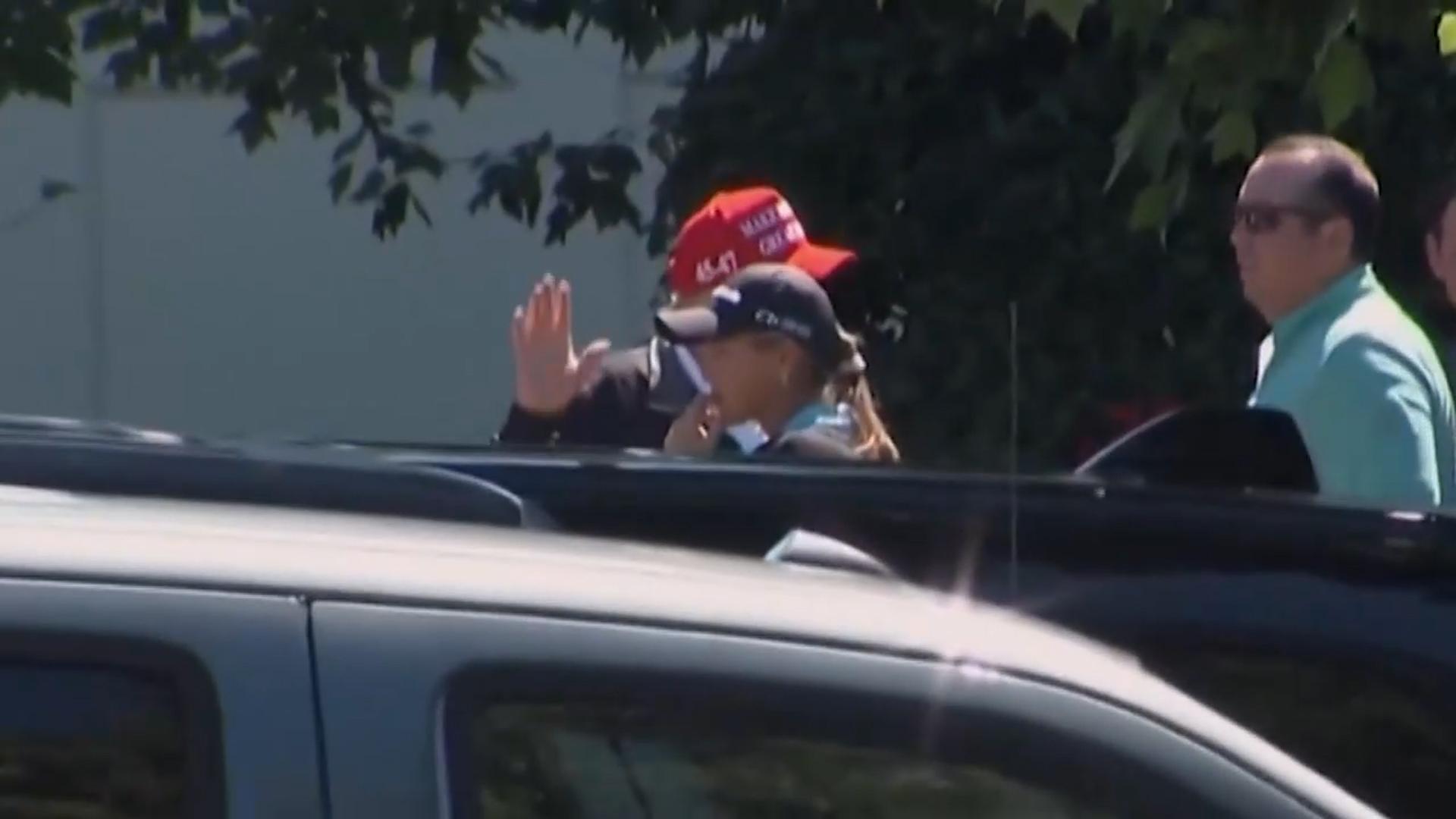 온라인카지노 비타임, 나흘 만에 모습…'마가' 모자 쓰고 골프장