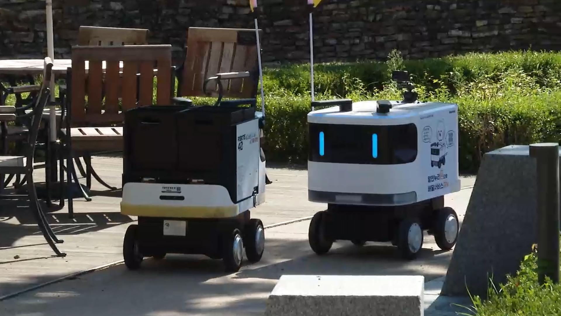 배달도 재활용도 척척…공원 누비는 자율주행 로봇
