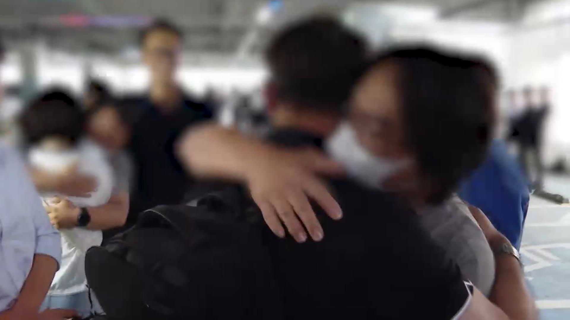 가족 얼싸안은 귀국 근로자들…"자유다" 손 번쩍