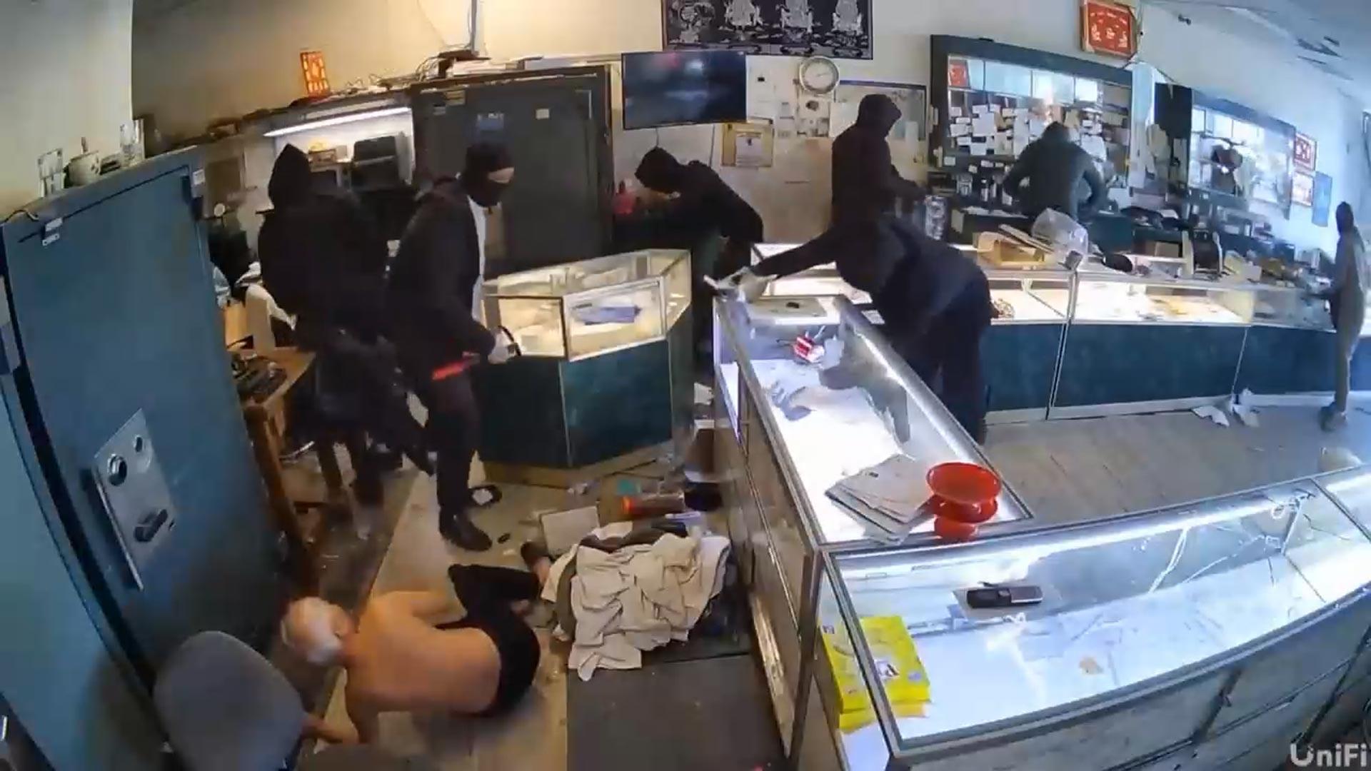 [바카라 카지노화제] 대낮에 복면 떼강도…7천만 원 어치 보석 털려