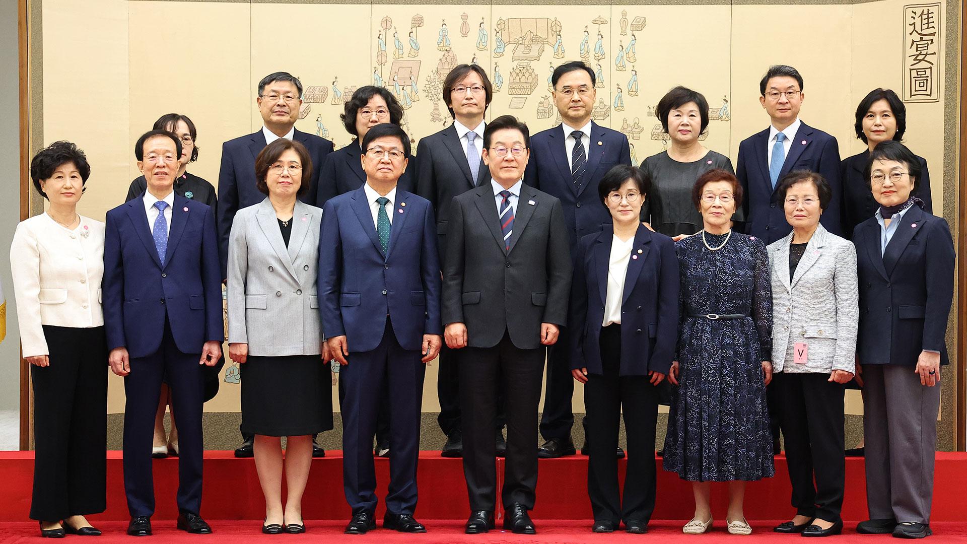 이 대통령, 최교진·원민경에 임명장…1기 내각 구성 완료