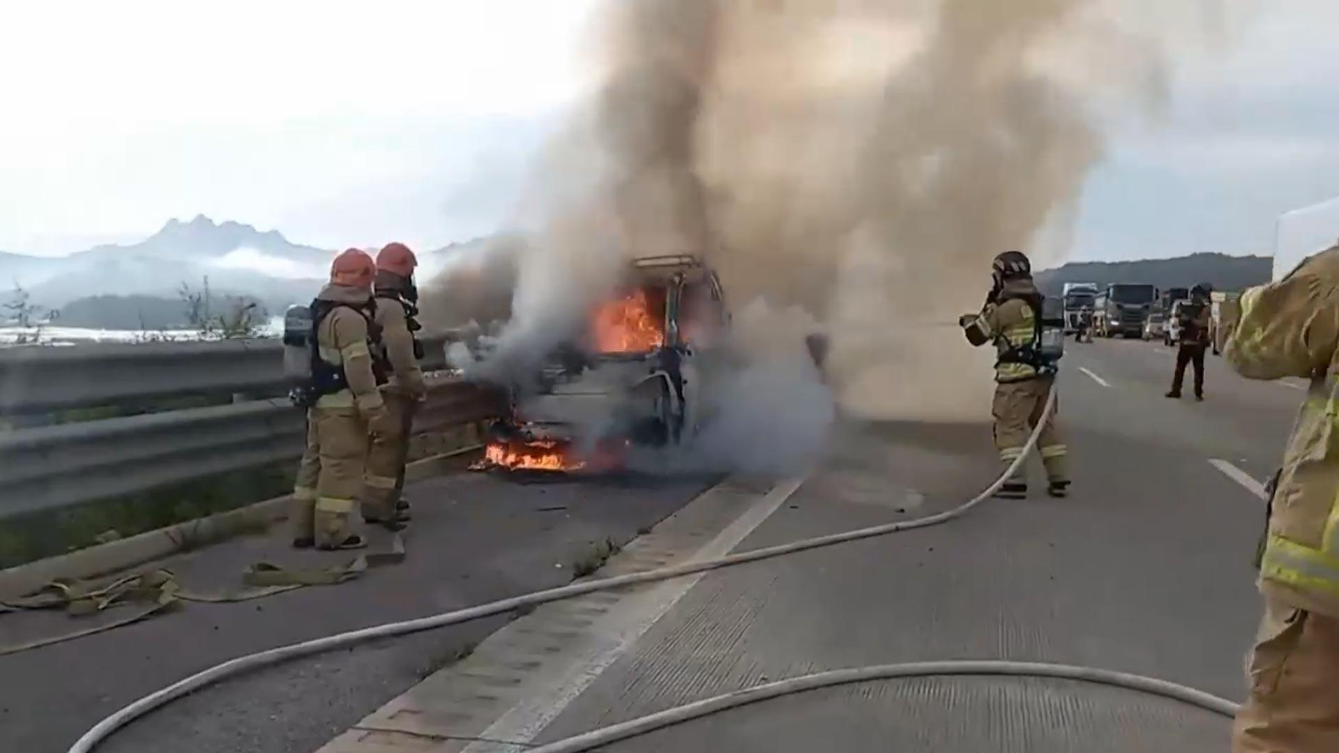 고속도로서 달리던 트럭에 불…다친 사람 없어