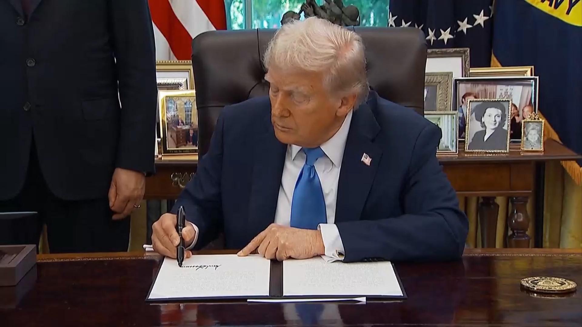 미, '전문직 <em class='find'온라인카지노 캡틴</em' 수수료 100배 증액…트럼프 서명