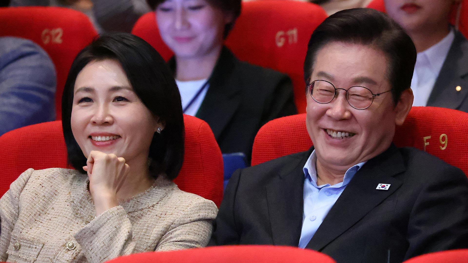 이 대통령 부부, 부산국제카지노 바카라제 찾아 '극장의 시간들' 관람