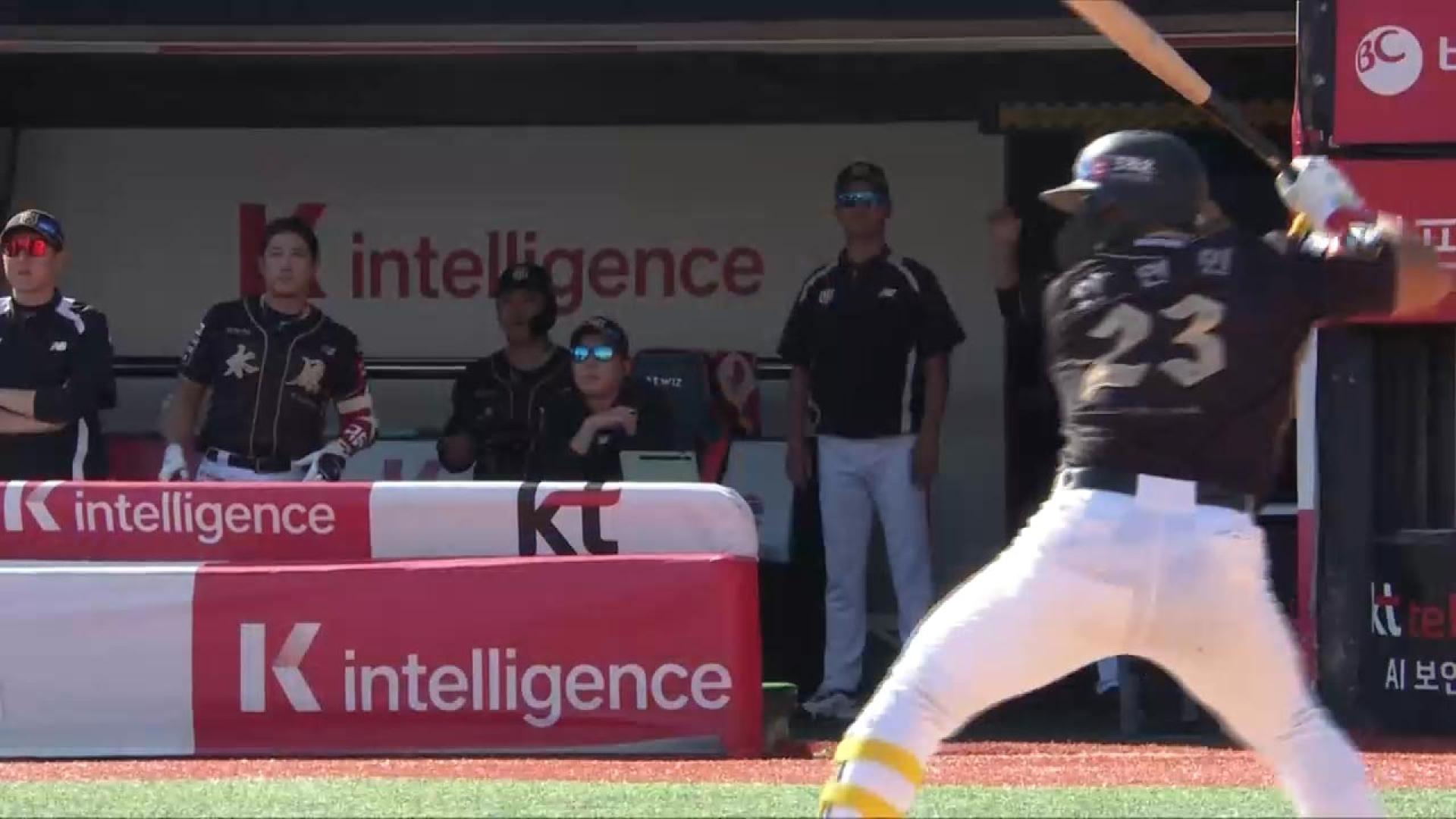 '연이틀 홈런포' 안현민…온라인카지노 라이센스 벳엔드, 4위 삼성 턱밑 추격