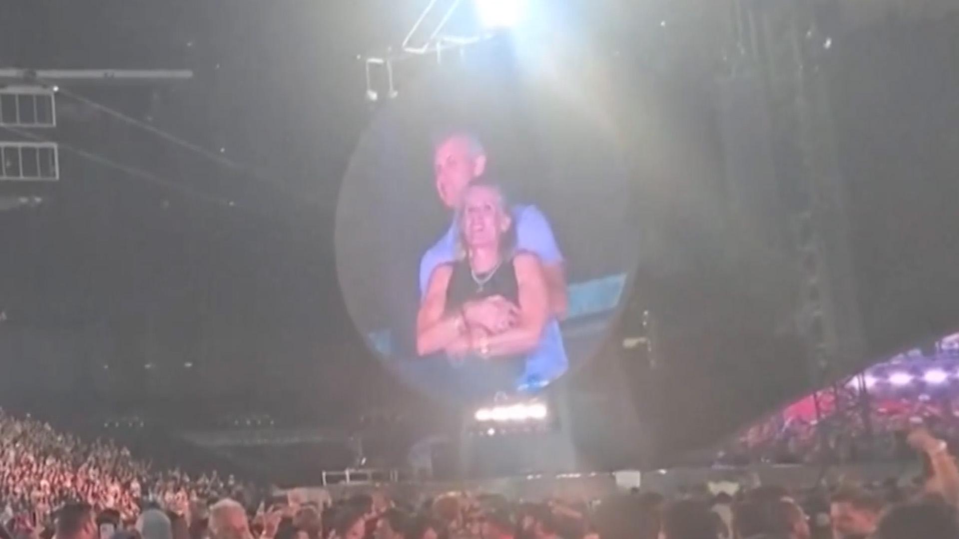 "'<em class='find'콜드플레이</em 마이다스 온라인카지노 벳무브' 여성 남편도 같은 공연장서 데이트"