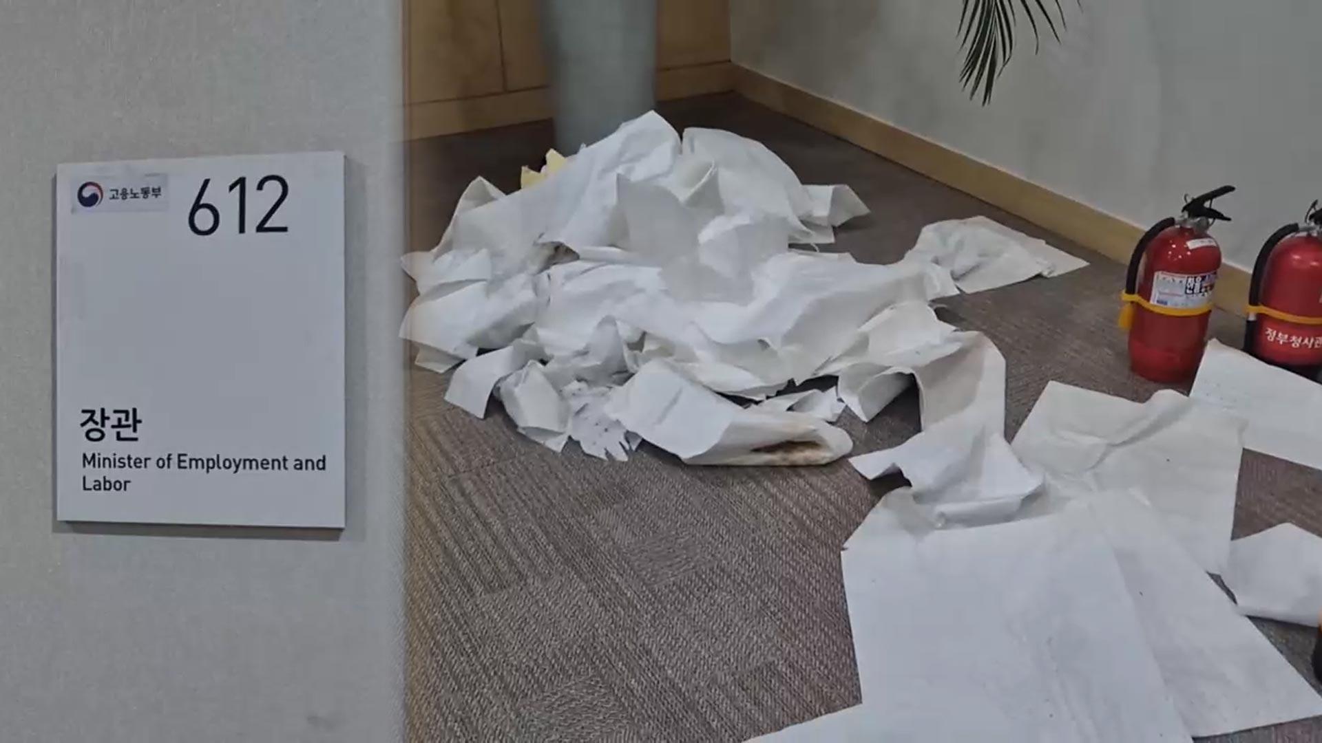 경찰, 온라인카지노 신용카드 랭킹 <em class='find'장관실</em 방화 시도 50대 구속영장