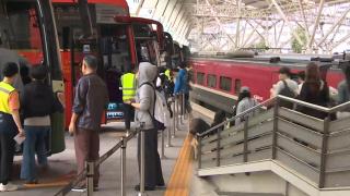 "가족 만나러 가니 들떠요"…연휴 첫날 본격 귀성행렬