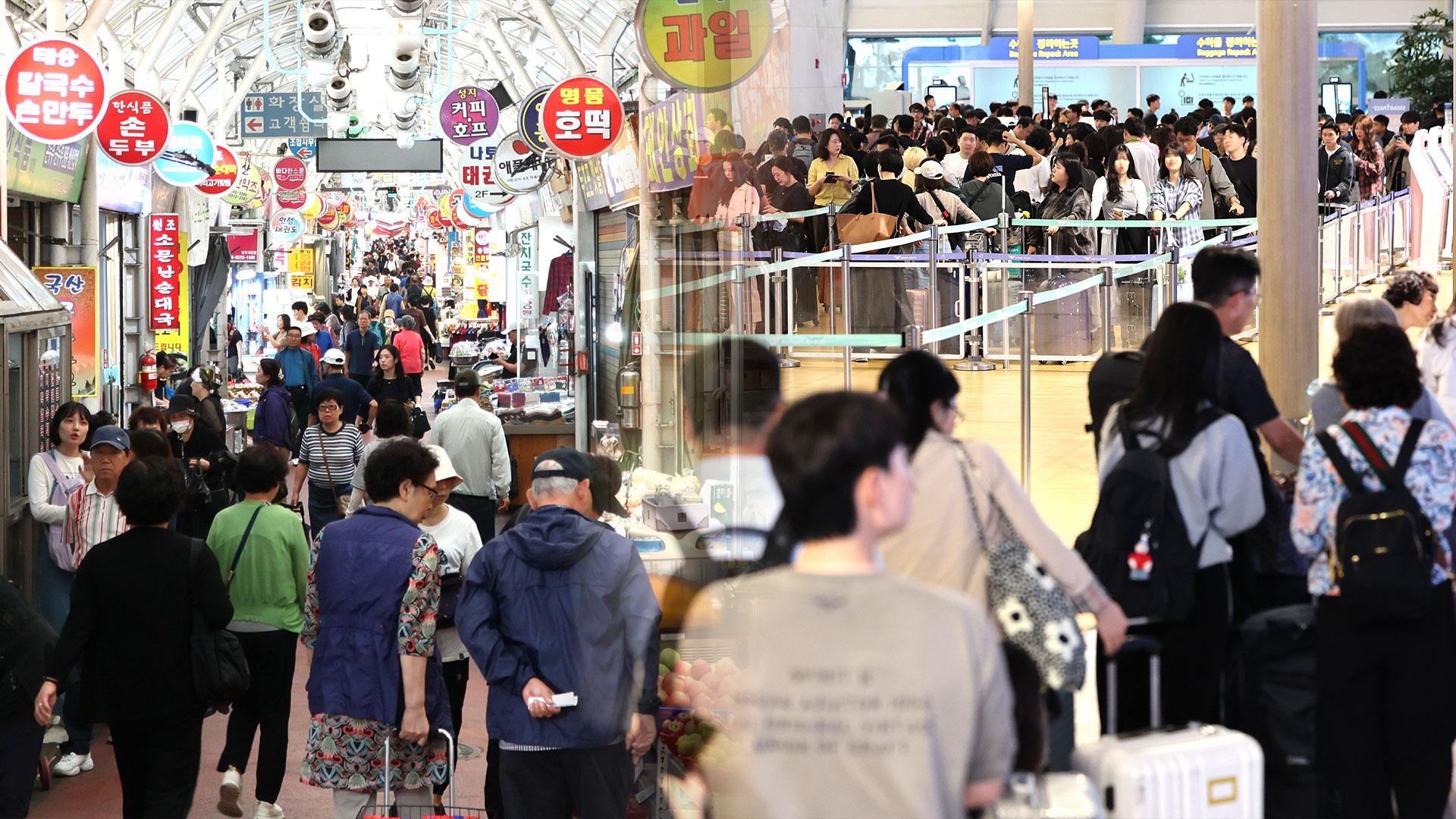 황금연휴 맞아 해외로…'역귀성' 서울 나들이도