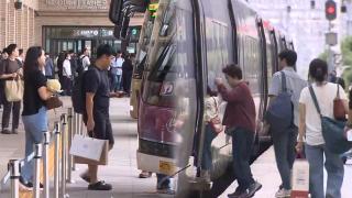 "곧 가족 만나요"…터미널·기차역 귀성객 '북적'