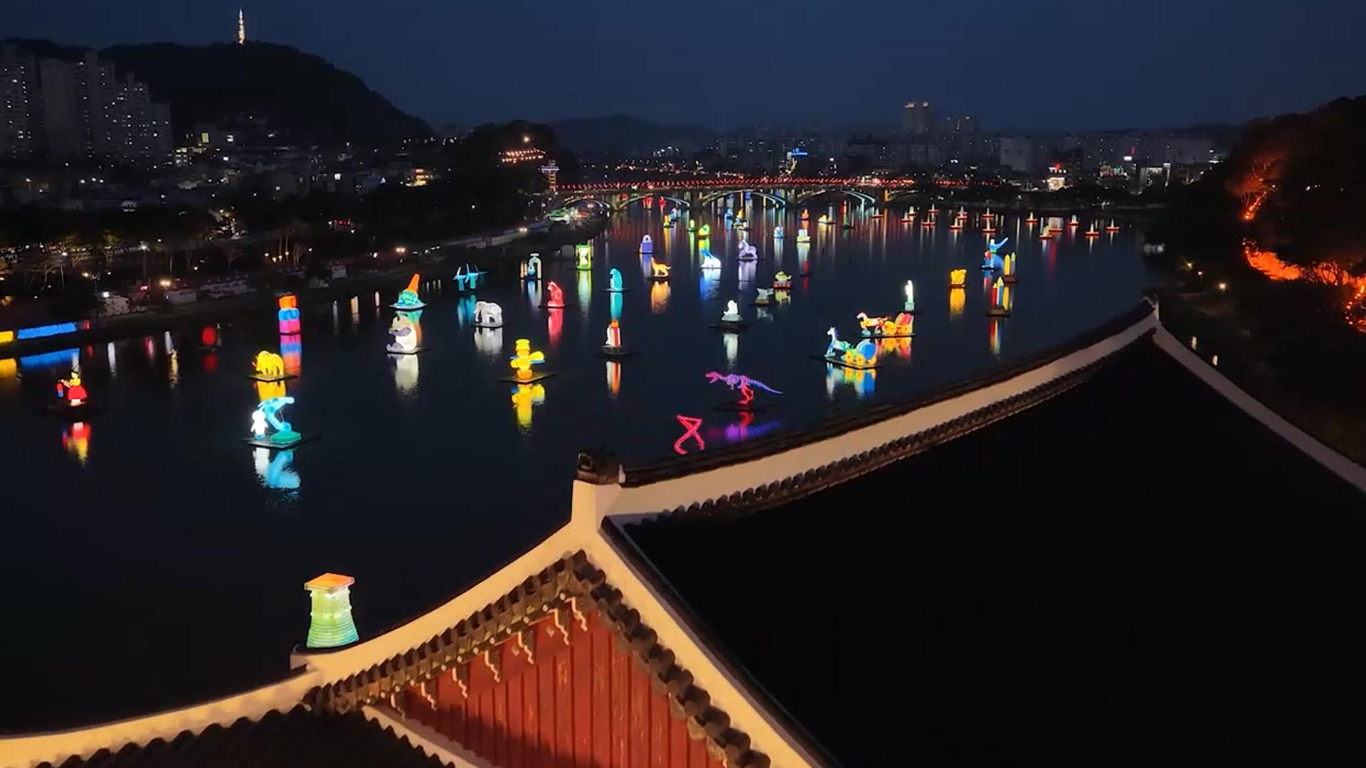 물 위 수놓은 7만개 유등…진주 '남강유등온라인카지노 알파벳' 한창