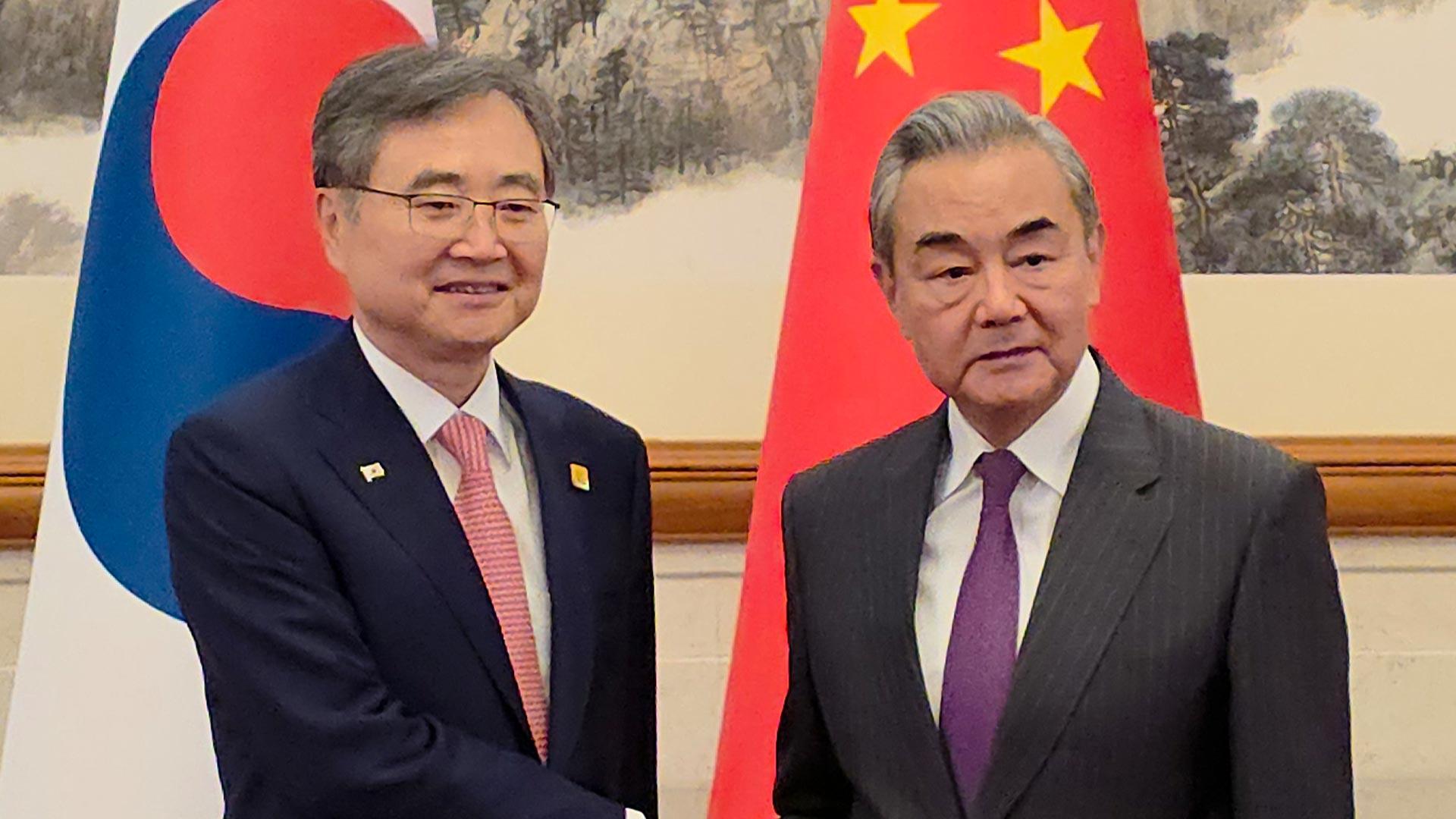 조현 "북중, 한반도 비핵화에 기여를"…왕이 "역내 안정 노력"