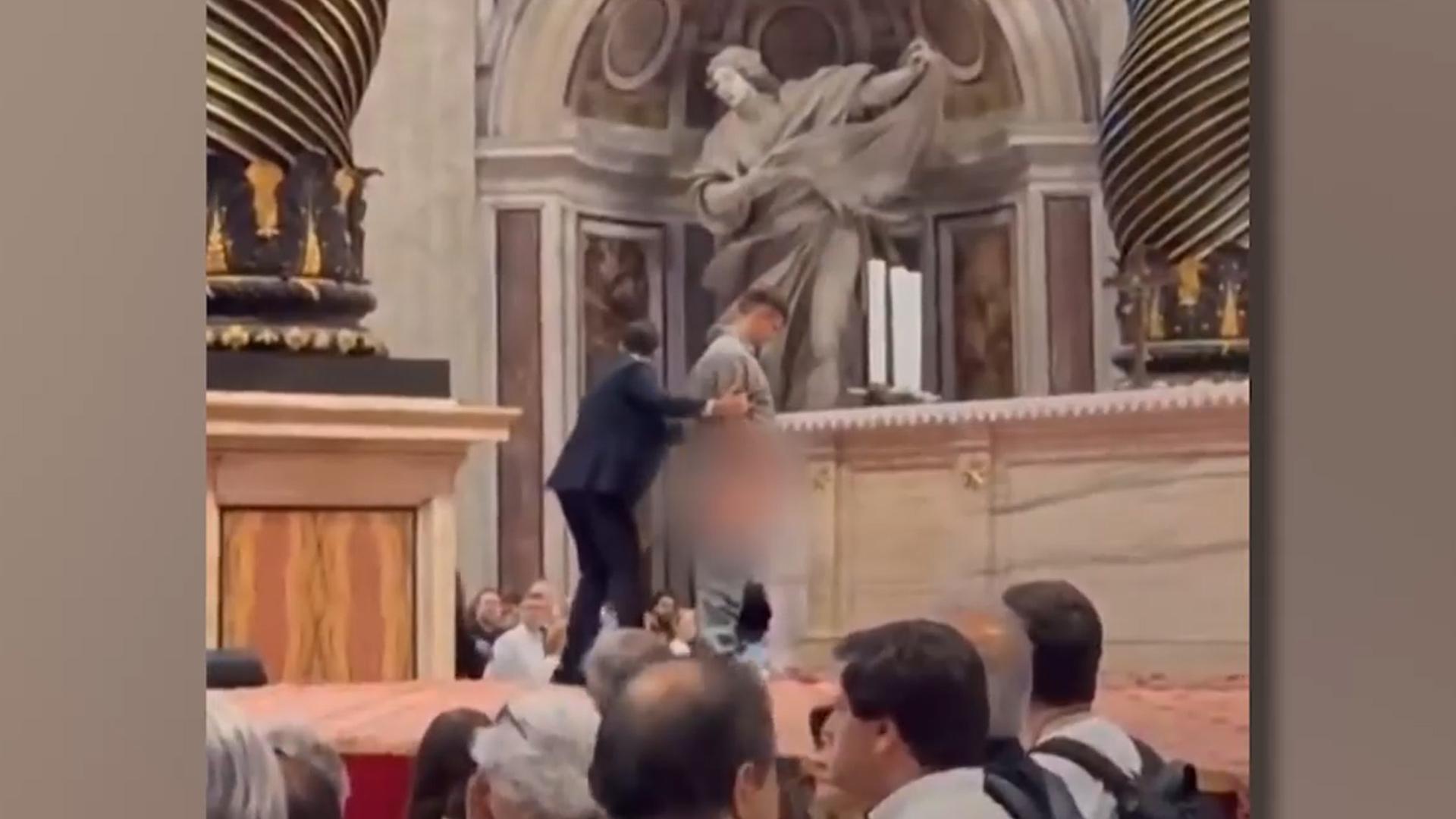 [지구촌현장포착] 온라인카지노 치료도 큰 충격…바티칸 대성전서 '소변 테러'