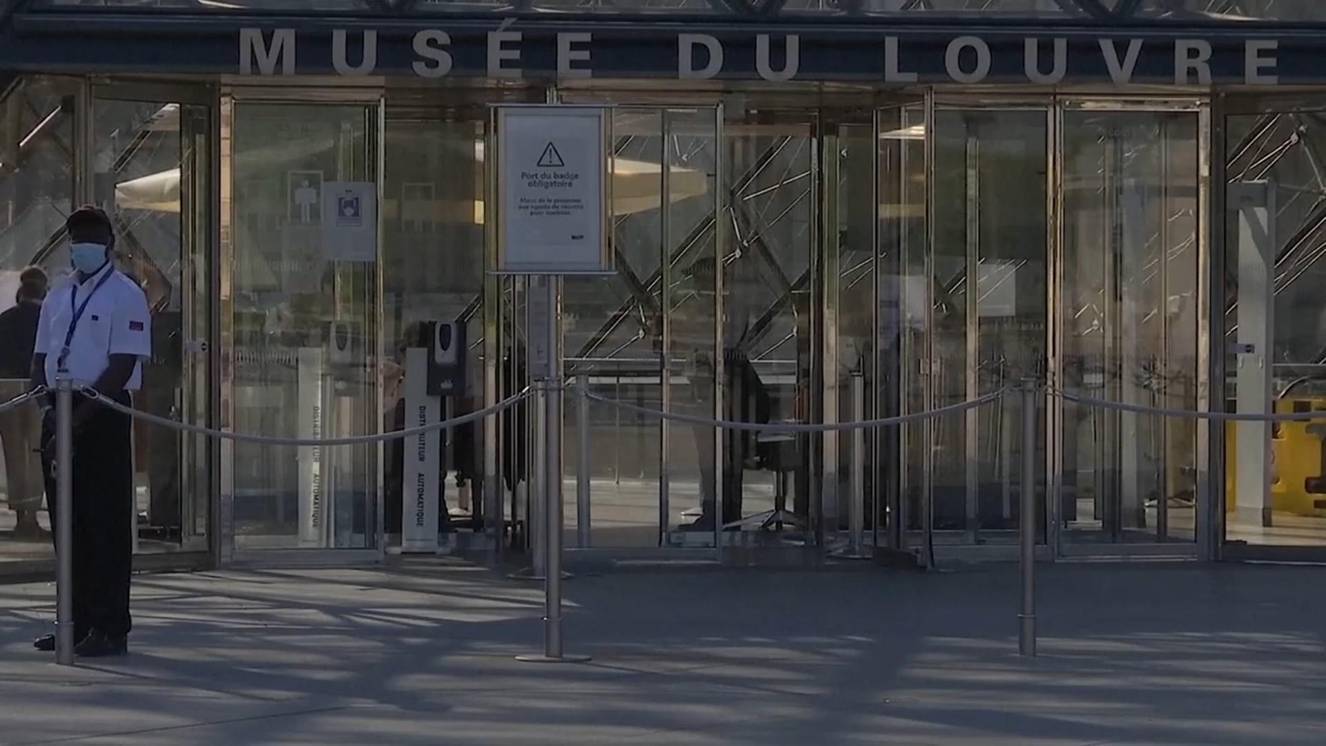 파리 루브르박물관에 전기톱 강도단…"나폴레옹 보석 훔쳐"