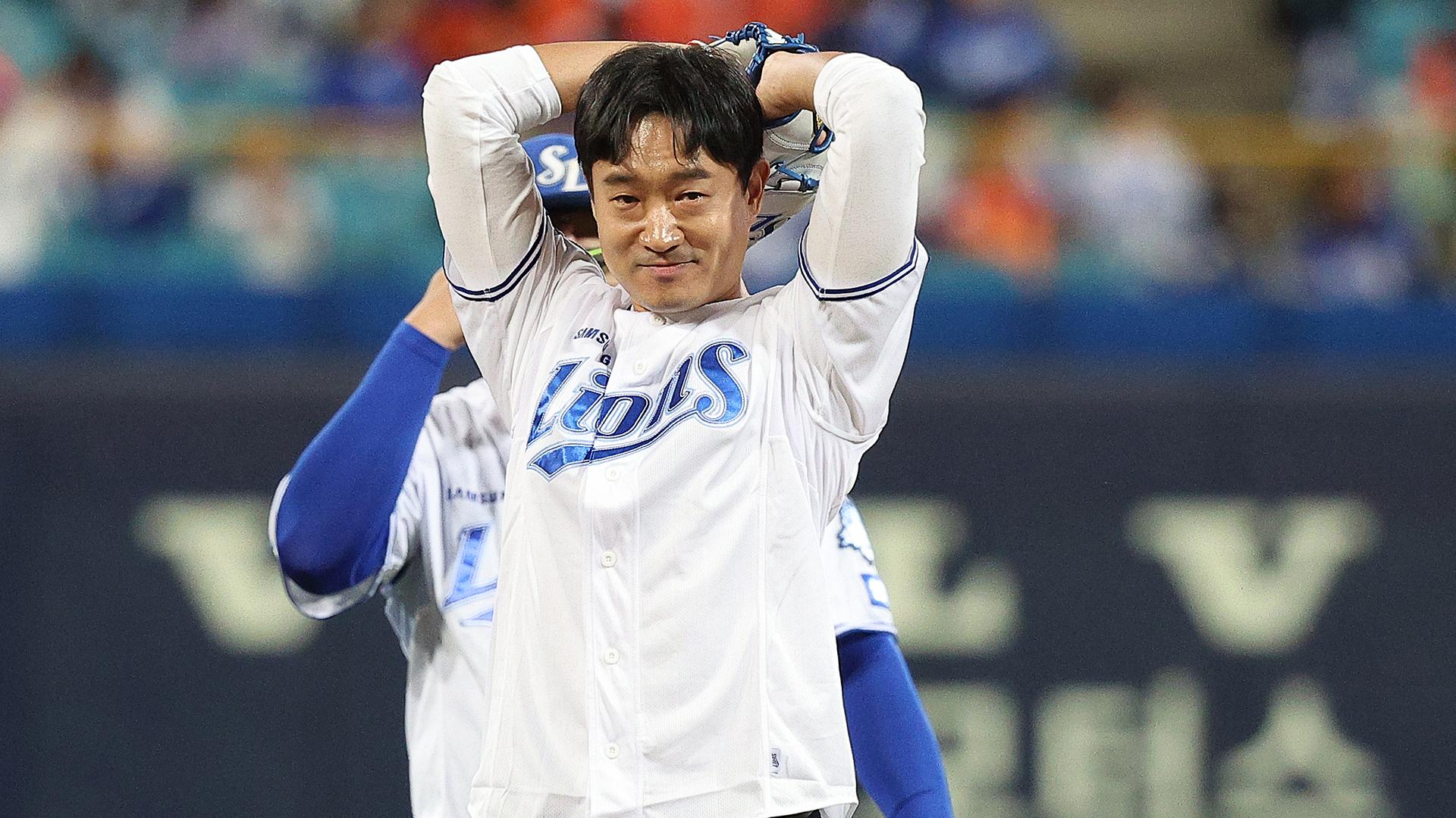 [오늘의영상] 푸른 피의 시구자 조우진…깔끔한 폭포수 커브!