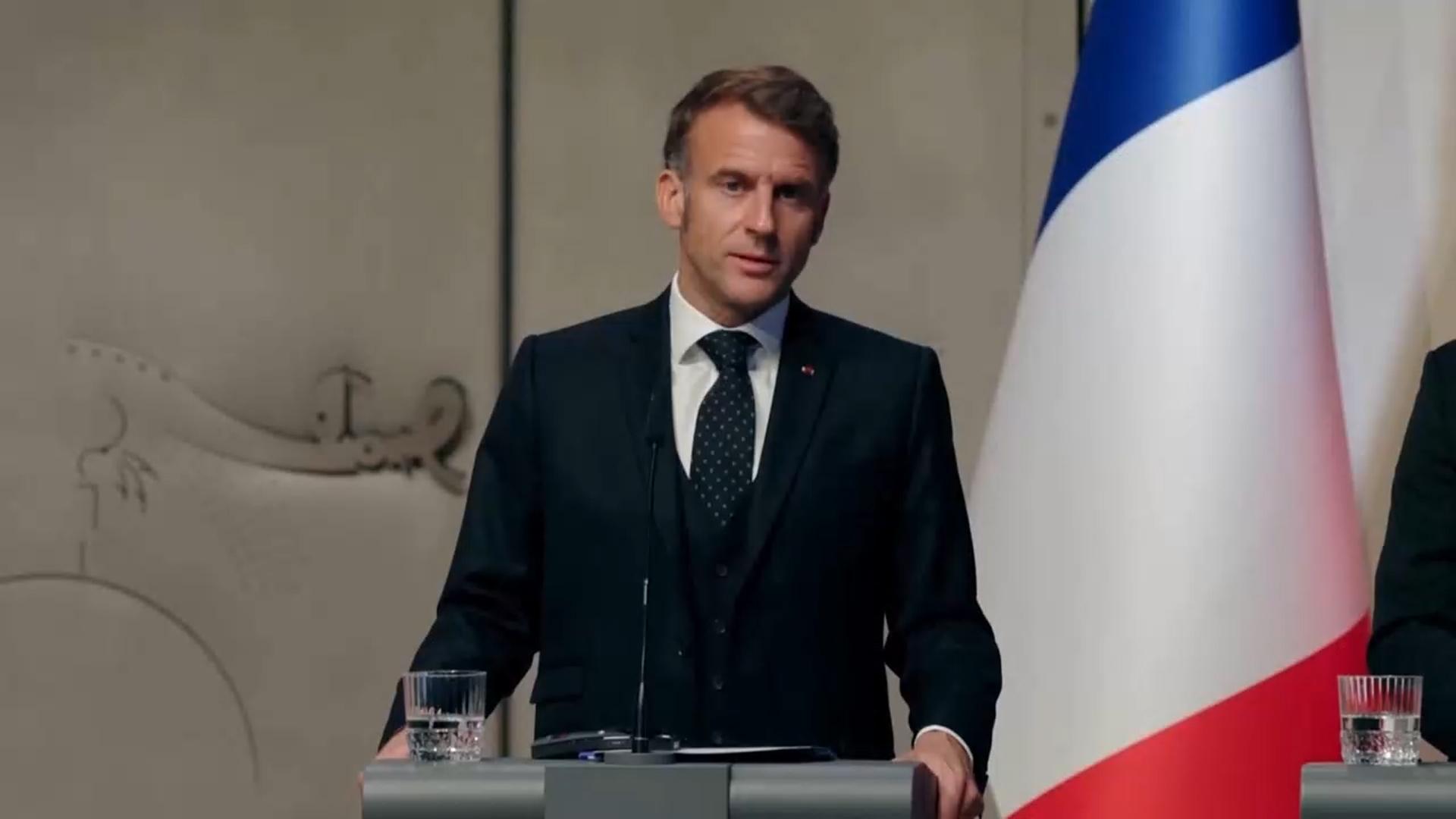 "<em class='find'마크롱</em 대통령, 보석 털린 루브르 온라인카지노 벌금 벳위즈장 사직서 반려"