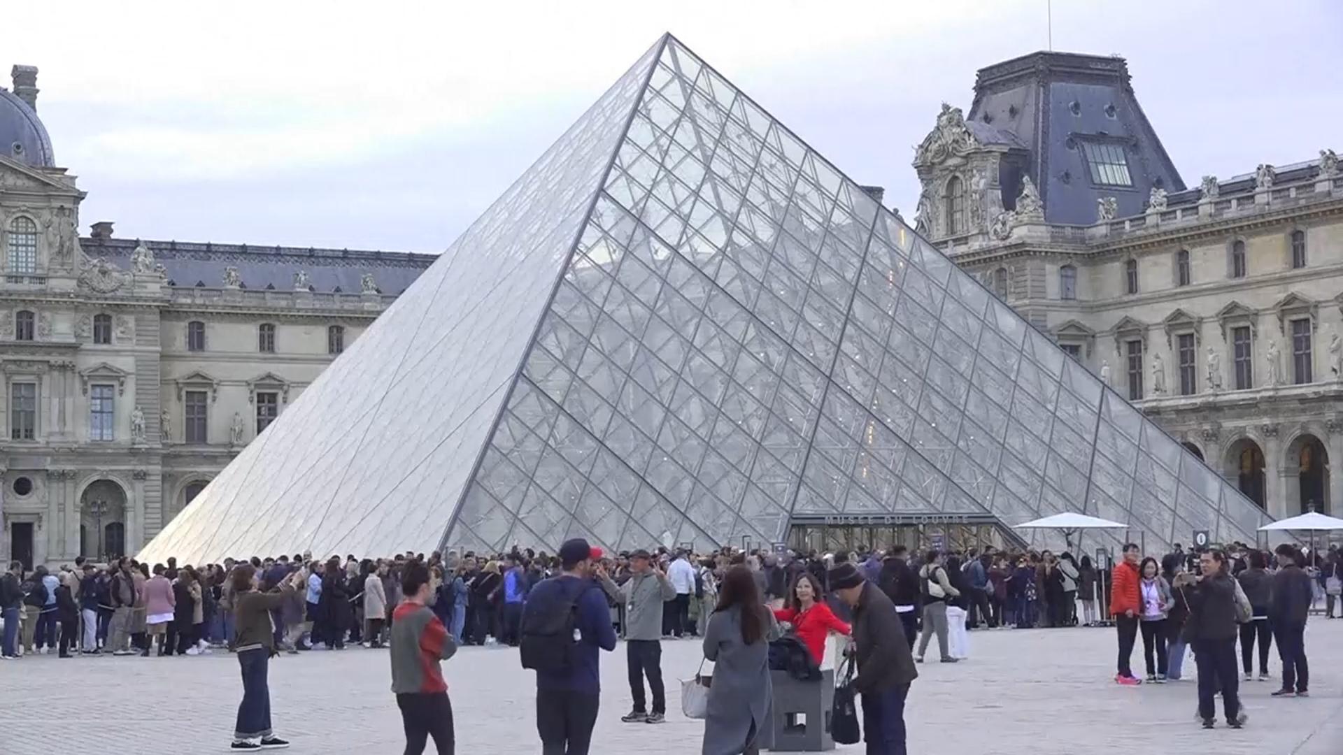 루브르, 사흘 만에 재개관…"온라인카지노 벌금 벳위즈 내 경찰서 설치" 요청