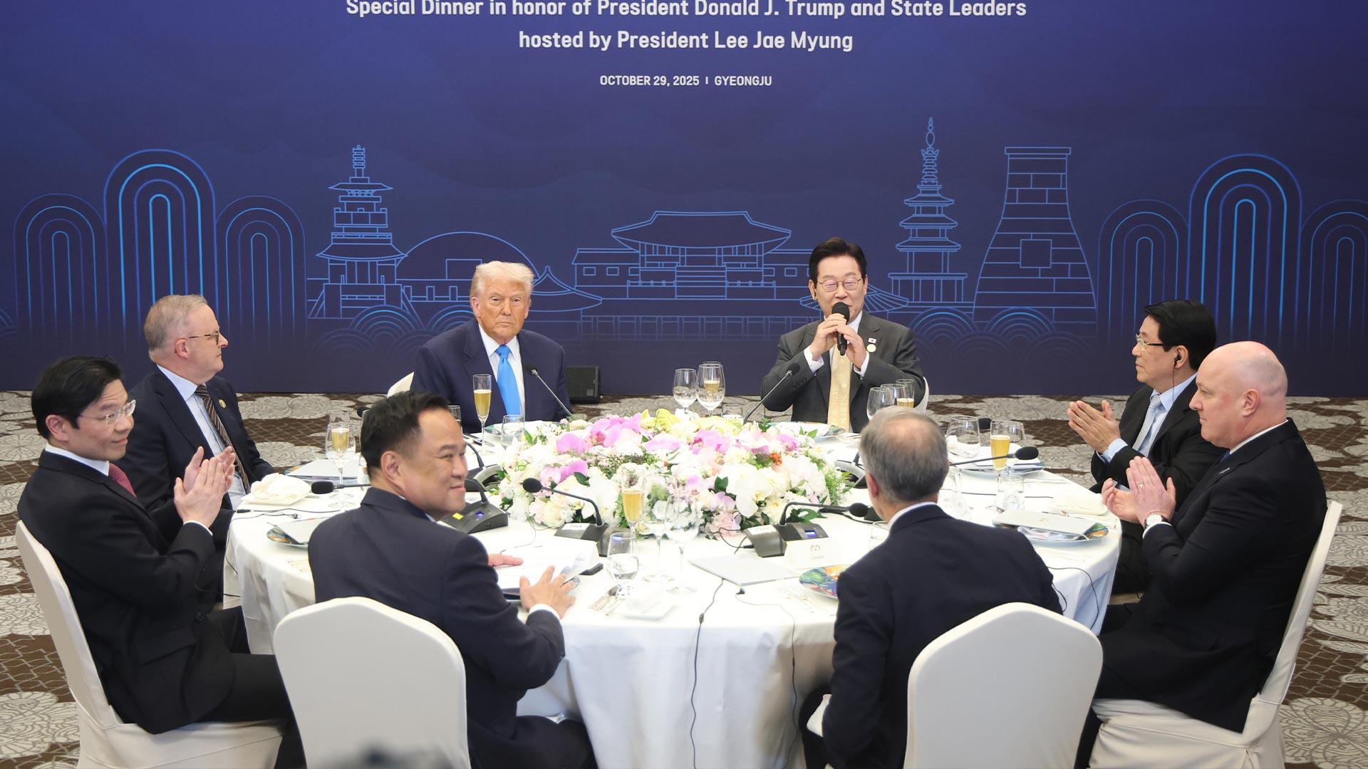 경주서 87분 한미 온라인카지노 조작 벳위즈담…현재 트럼프 등과 <em class='find'만찬</em