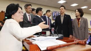 최민희 '딸 결혼'에 또 충돌…"사퇴해야" vs "국감부터"