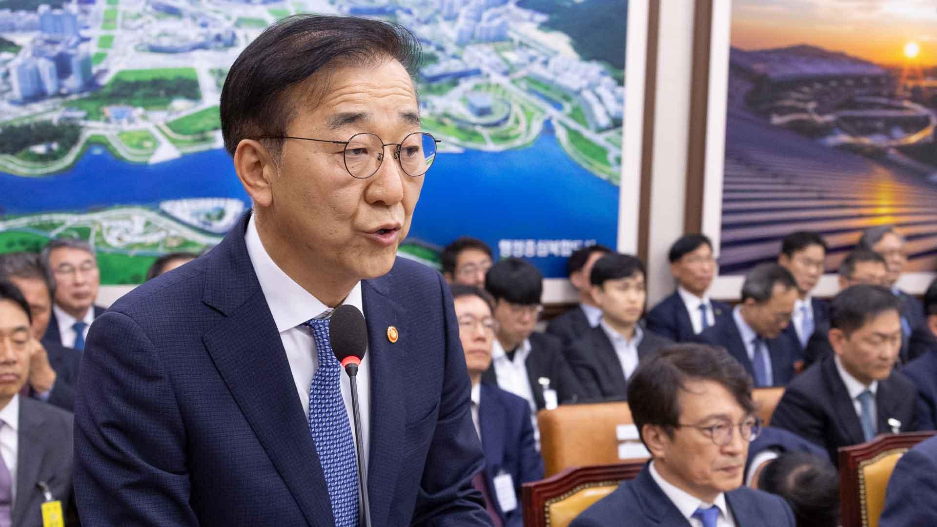 전 차관 논란에 김윤덕 "송구"…대변인 대기발령 공방