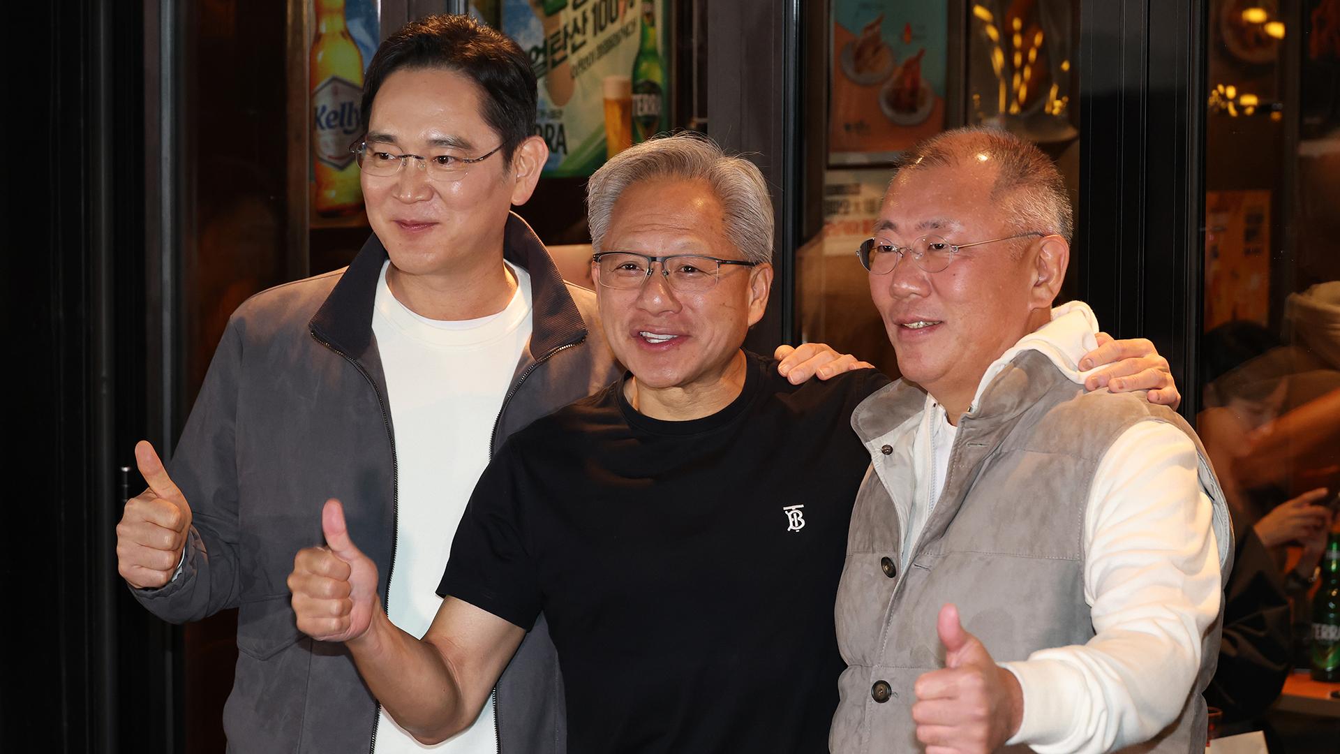 젠슨 황, 이재용·정의선과 '치맥 회동'…시민들에 김밥·감자 튀김도