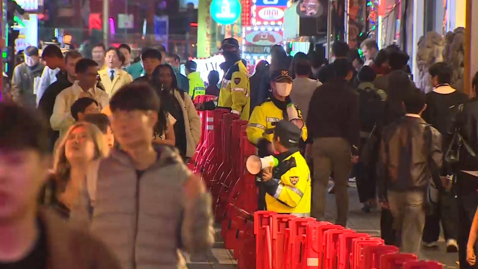 '핼러윈 불금' 이태원 북적…온라인카지노 신용카드 랭킹 관리 총력