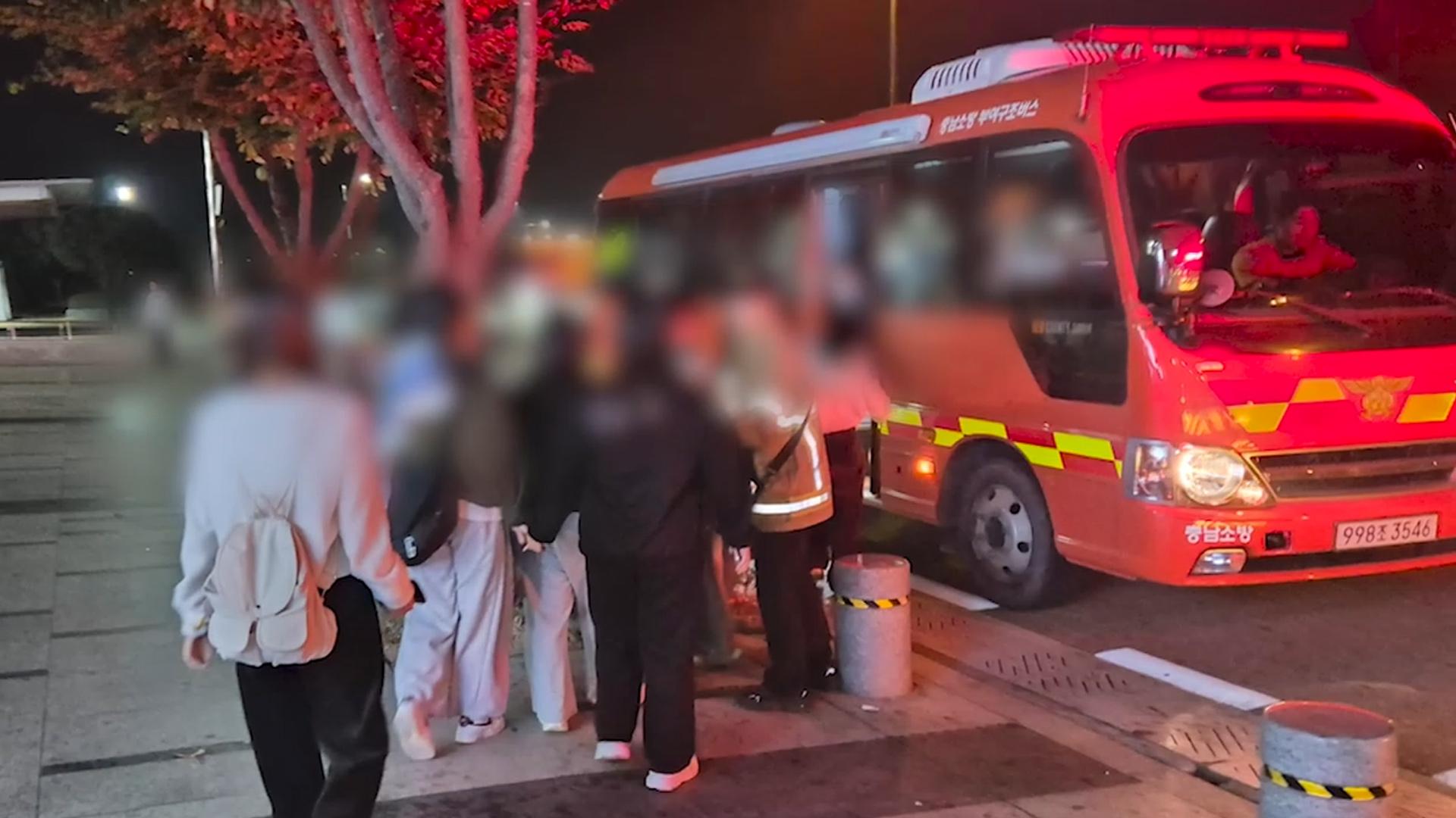 고속도로 달리던 체험학습 버스서 연기…중학생 23명 치료