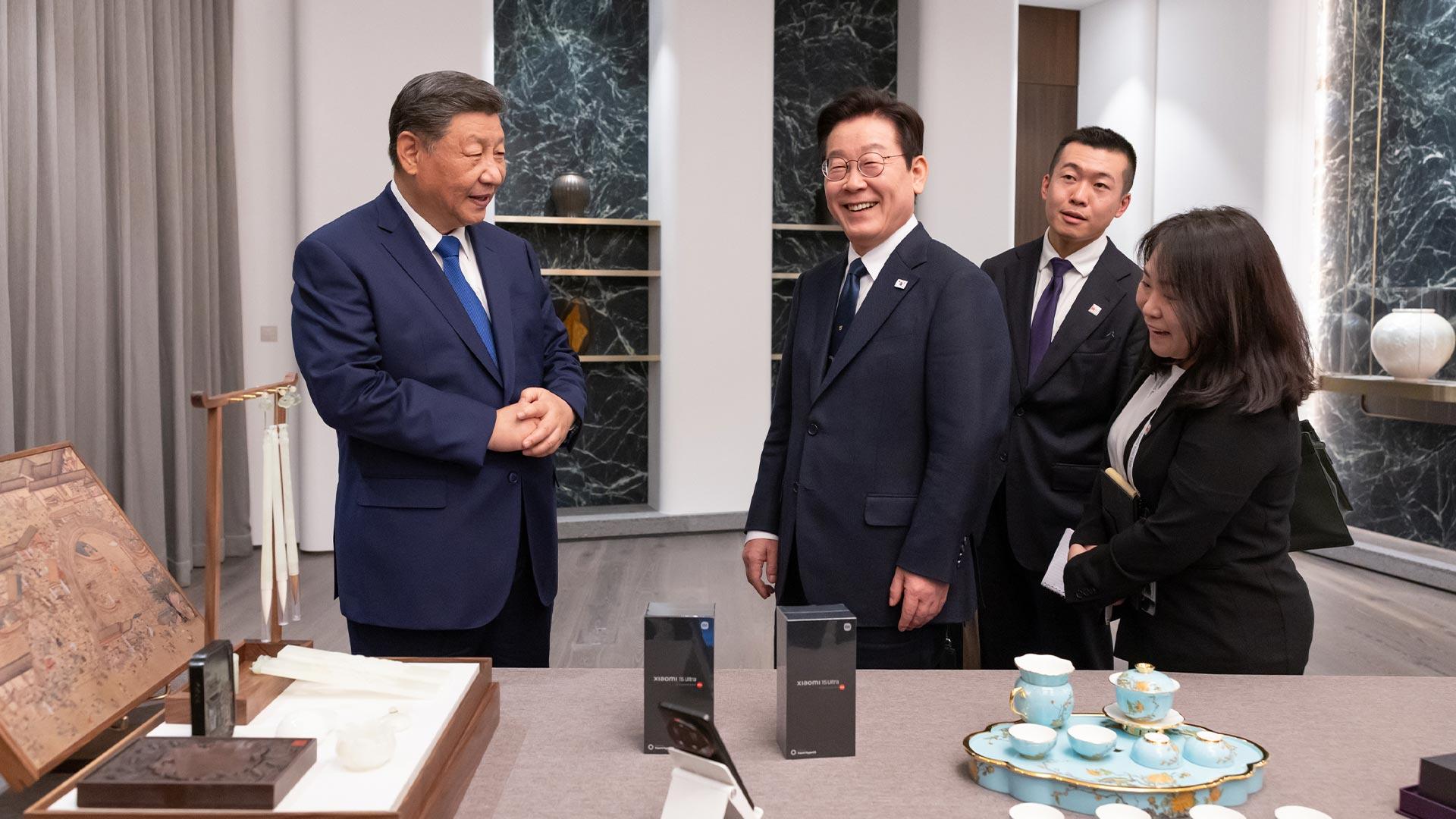 '<em class='find'샤오미</em 폰' 농담에 웃음터진 우리카지노추천…트럼프 담판서도 활짝