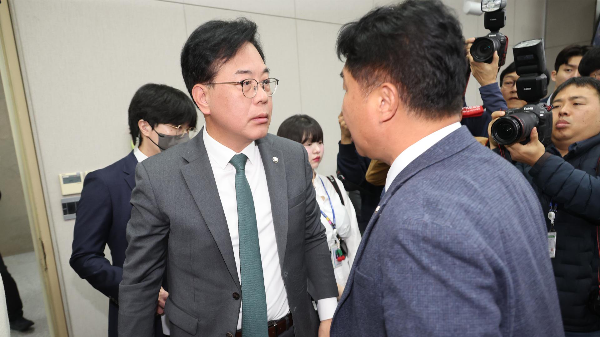 온라인카지노 사이트 벳무브서 '배치기' 몸싸움…여야, 민심잡기 현장 행보