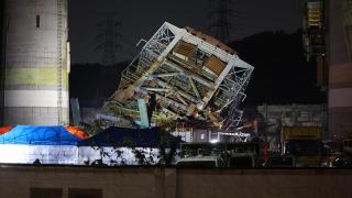 [단독] 울산 보일러 타워 붕괴 7명 매몰…야간 구조작업 돌입