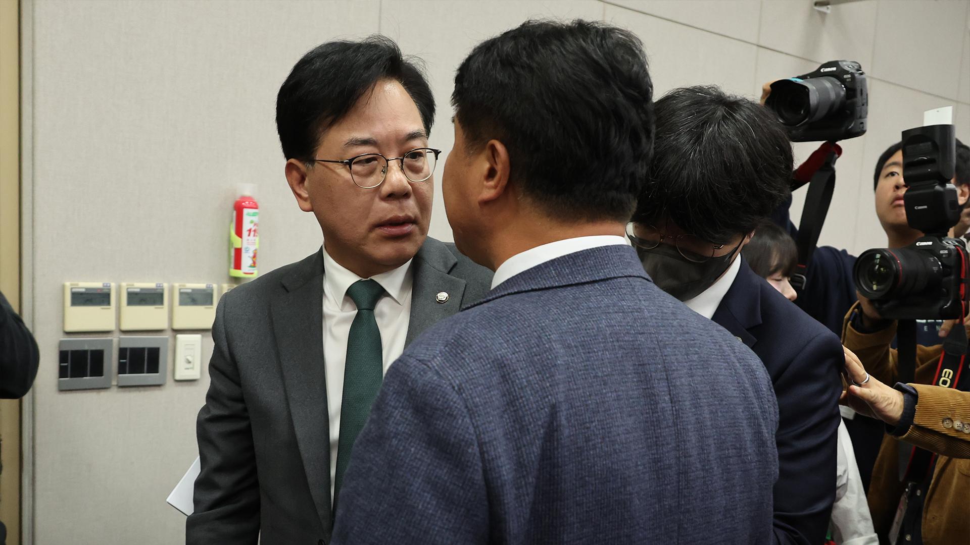 '김현지 공방'이 '배치기' 충돌로…대통령실 온라인카지노 순위 온카판 한때 파행