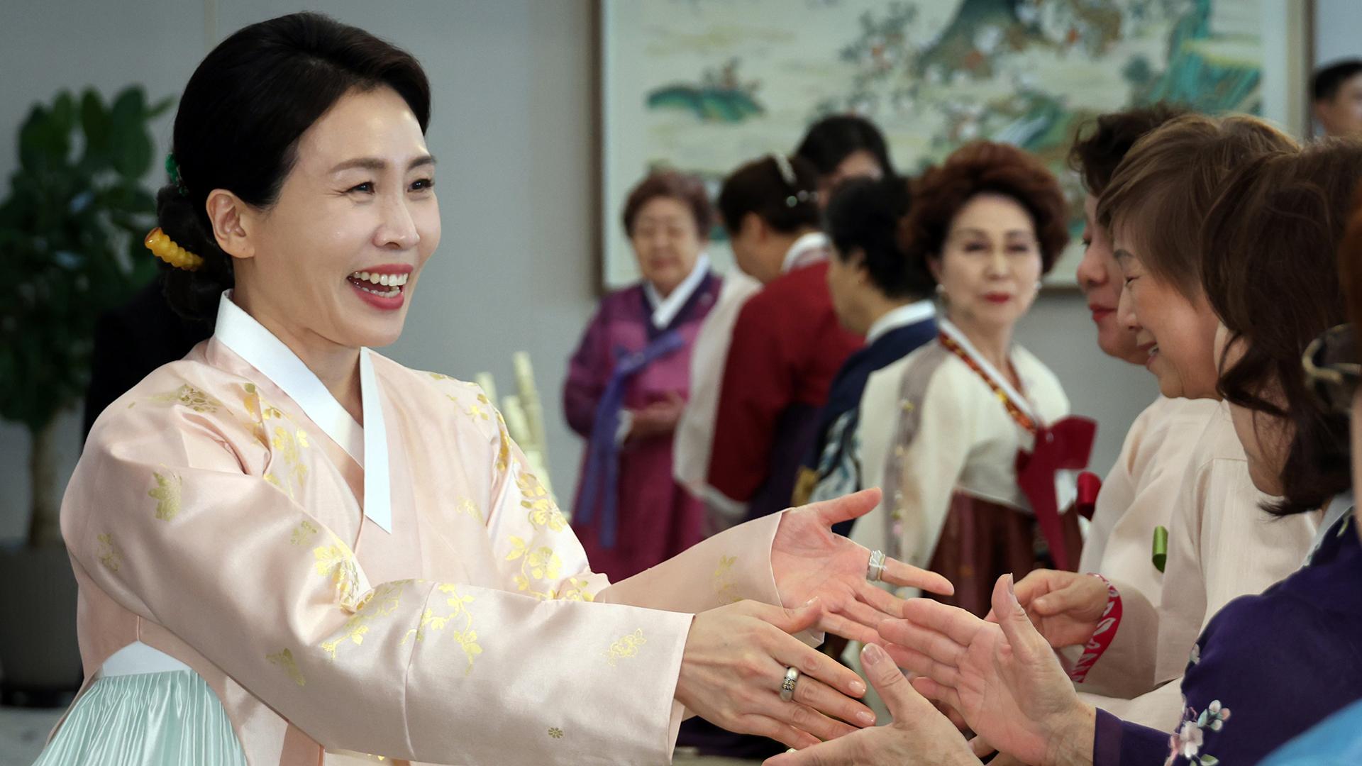 김혜경 여사, '재일부인회'와 한복메이저카지노사이트회 "마음은 늘 하나"