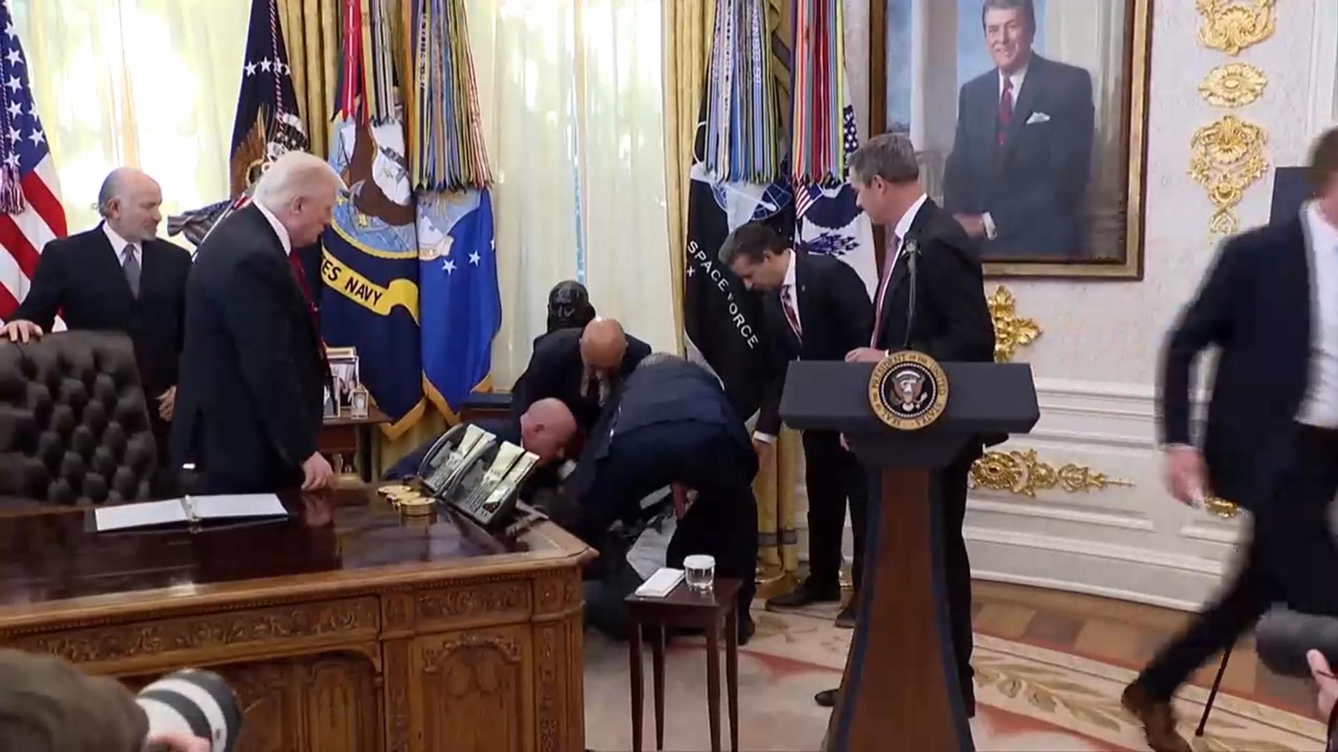 백악관 행사 중 참석자 '실신'…트럼프도 '벌떡'