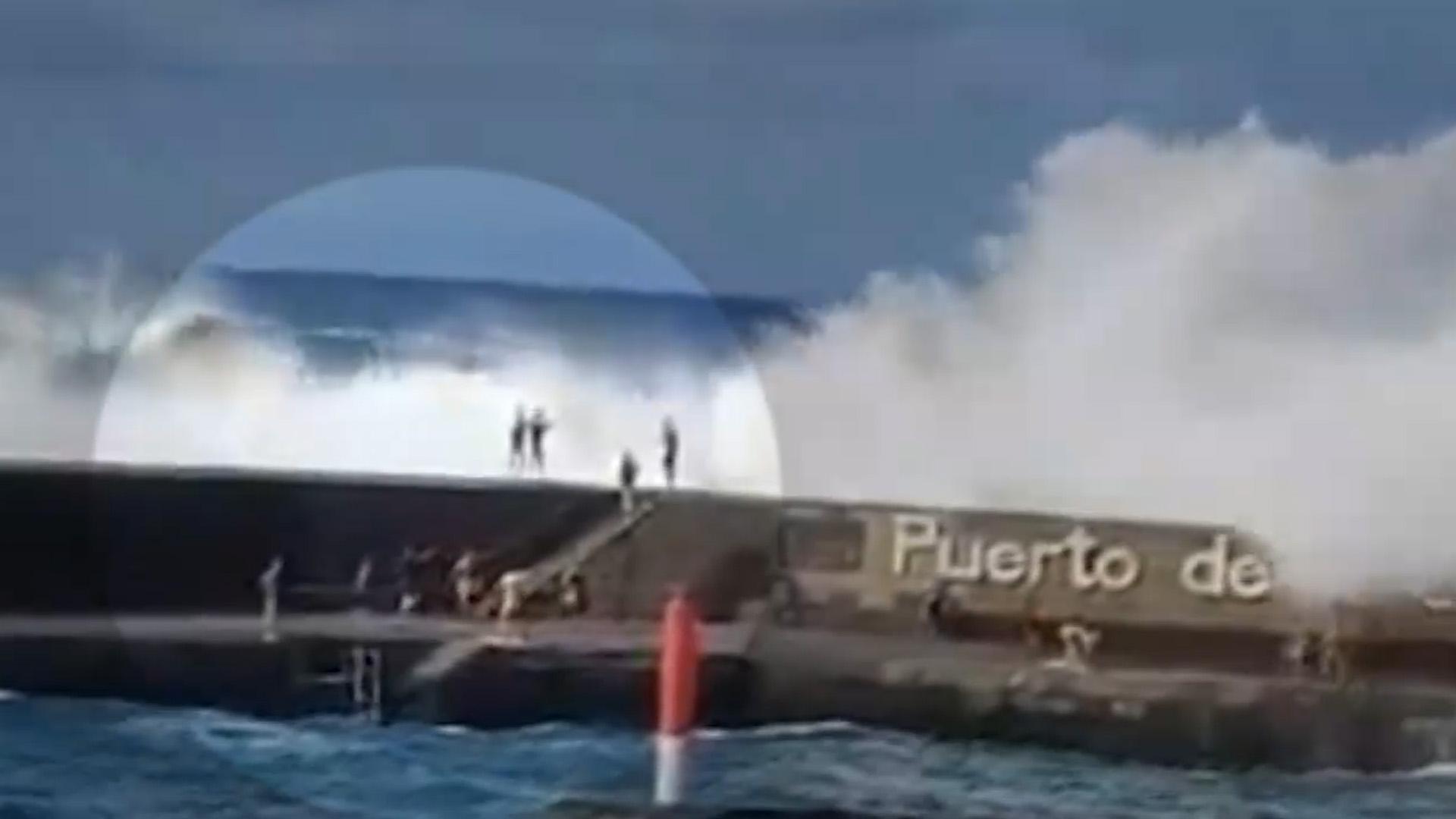 [사건사고] '괴물 파도'에 휩쓸린 3명 사망…필리핀에 또 태풍