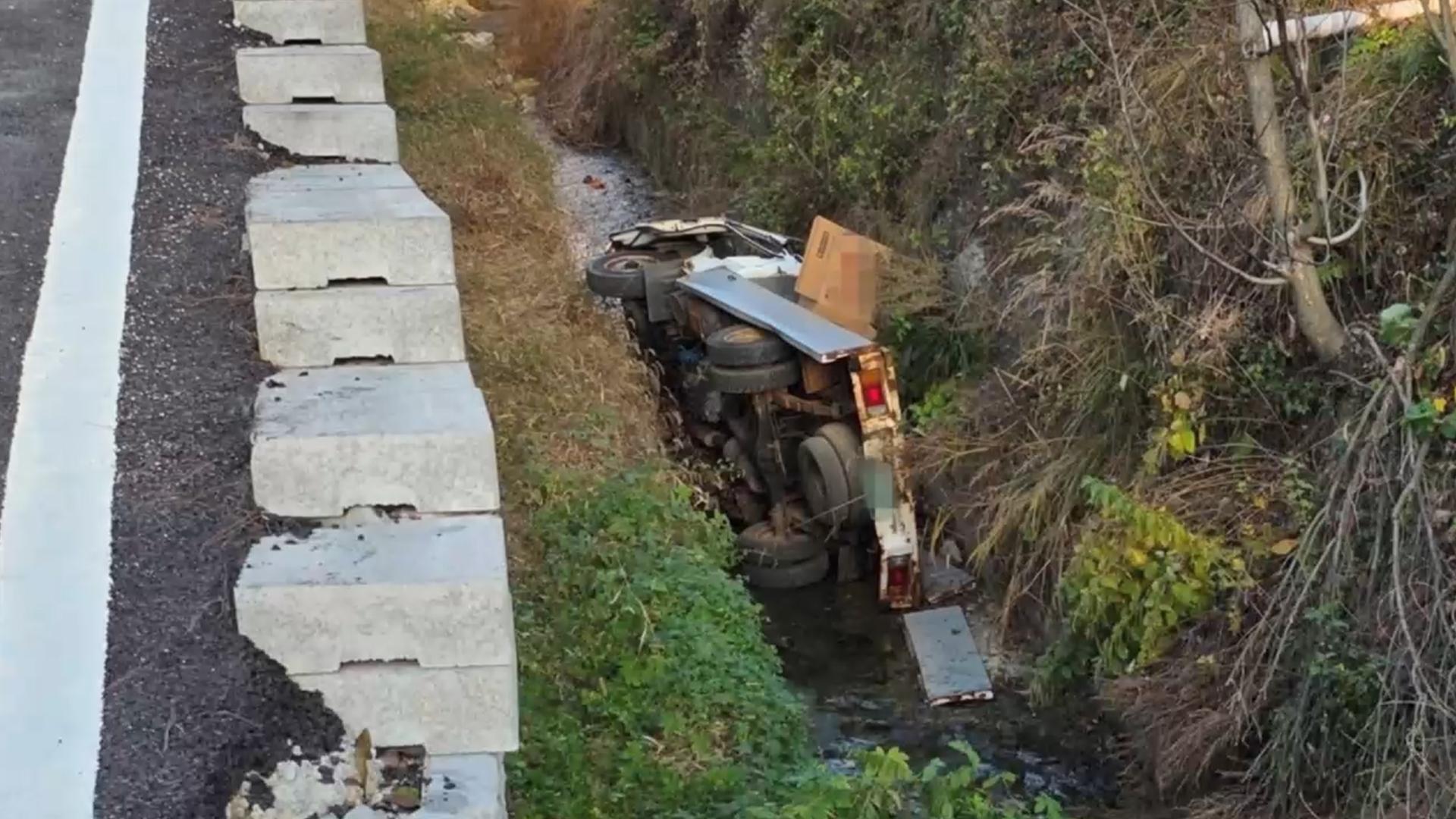 대전온라인카지노 벌금 벳무브 3m 깊이 개울에 화물차 추락…60대 숨져