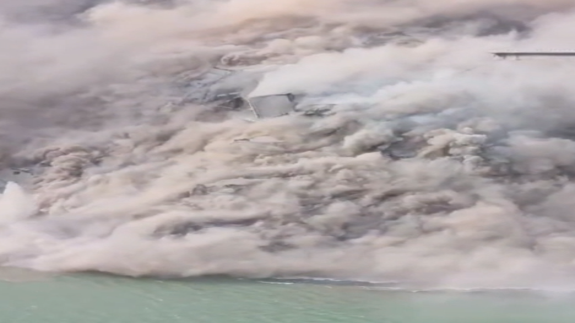 개통 1년도 안 됐는데…중국 길이 760m 대교 산사태에 와르르