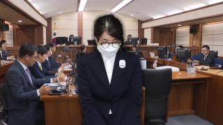 김건희 샤넬 가방·목걸이 첫 공개…재판부 직접 검증