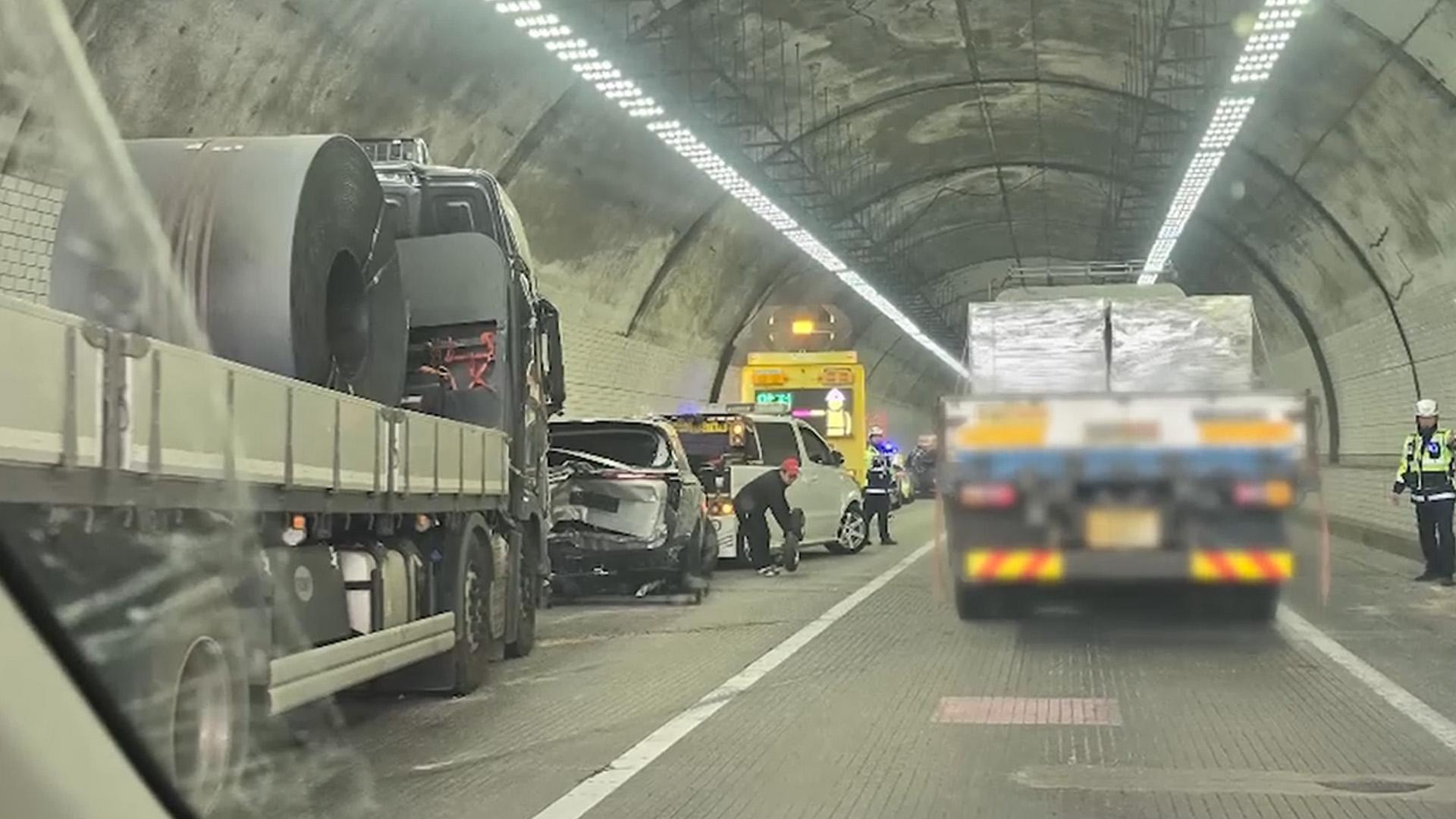 천안논산 고속도로 차령터널서 다중추돌…9명 다쳐