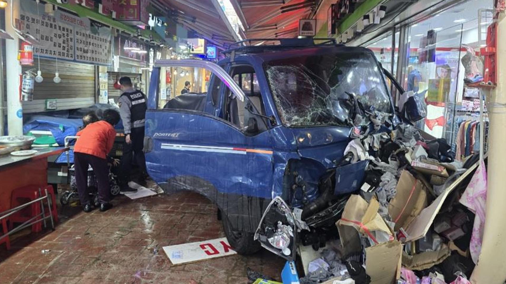 부천서 트럭이 전통카지노 꽁 머니 인도로 돌진…심정지 2명·중상 12명